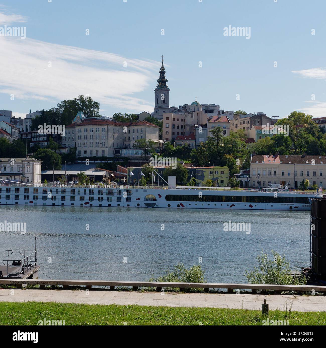 Città di Belgrado sul fiume Sava con St Torre della Cattedrale di Michele in vista, Serbia. 7 agosto 2023. Foto Stock