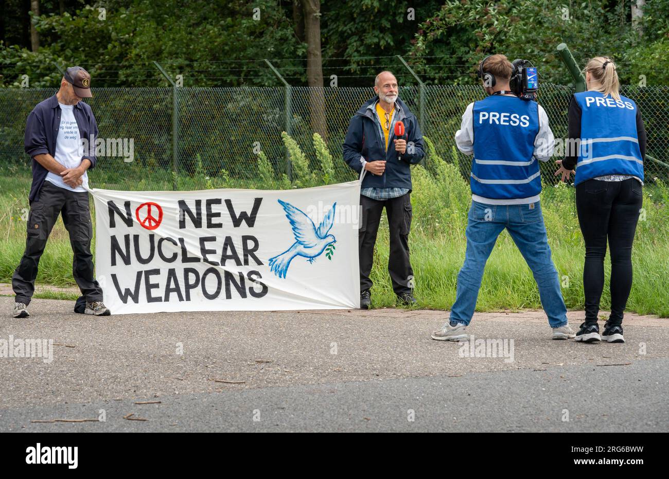 Volkel, Paesi Bassi, 07.08.2023, attivisti per la pace che protestano contro le armi nucleari sul suolo olandese durante un'azione di protesta presso la base aerea militare olandese Foto Stock