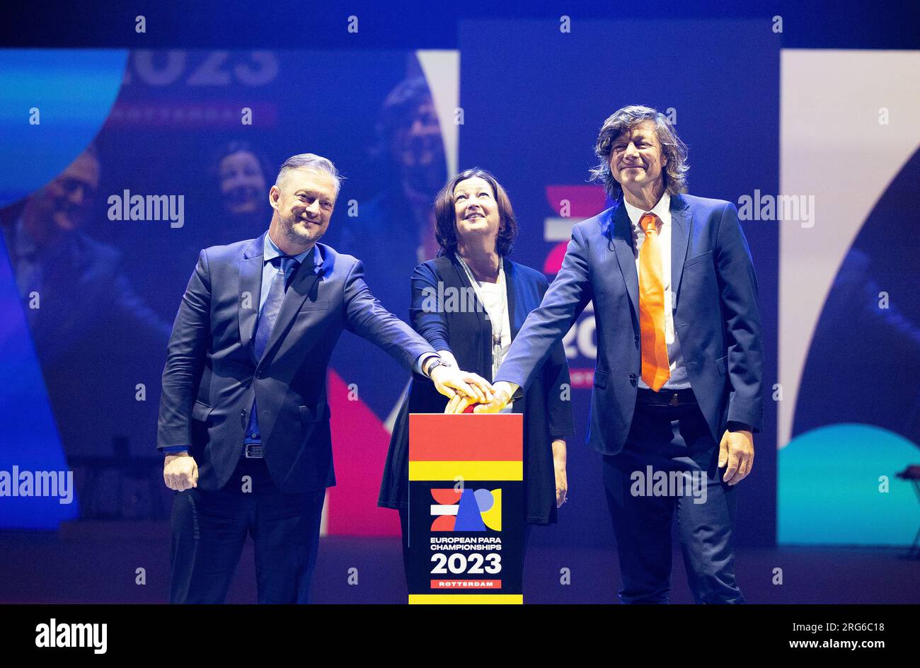 ROTTERDAM - Andrew Parsons (presidente del Comitato Paralimpico Internazionale), Conny Helder (Ministro dell'assistenza a lungo termine e dello sport) e Jeroen Straathof aprono il primo EDC, un campionato europeo combinato per gli sport paralimpici. Dieci diversi sport, poco meno della metà del numero totale di sport paralimpici, sono coperti a Rotterdam. ANP IRIS VANDEN BROEK Foto Stock