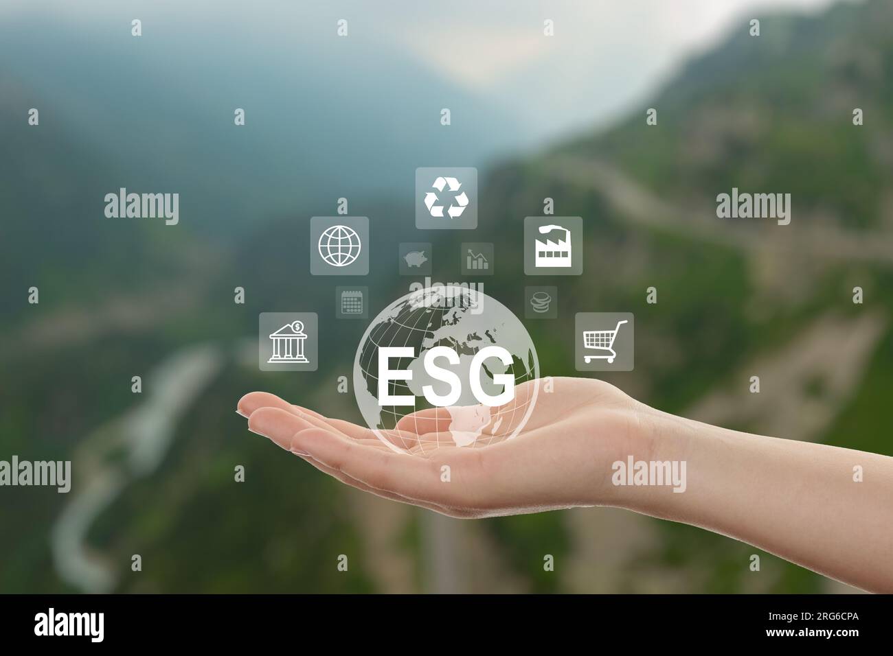 Concetto che illustra la questione delle emissioni di biossido di carbonio e il suo impatto sulla natura sotto forma di stagno sotto forma di simbolo di co2 situato in una lussureggiante . Foto Stock