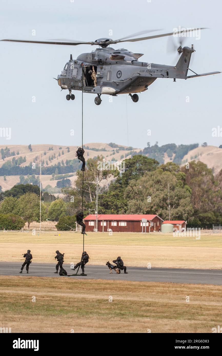 Una Royal New Zealand Air Force NH90-TTH esegue una dimostrazione con lo Special Tactics Group. Foto Stock