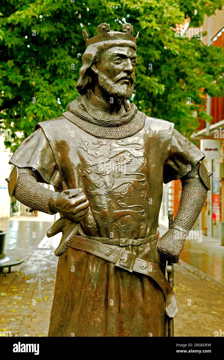 Statua di re Giovanni, centro di Kings Lynn, Norfolk, scultura di Alan Beattie Herriot, 2016, eretta per commemorare il 800° anniversario della morte di Giovanni Foto Stock