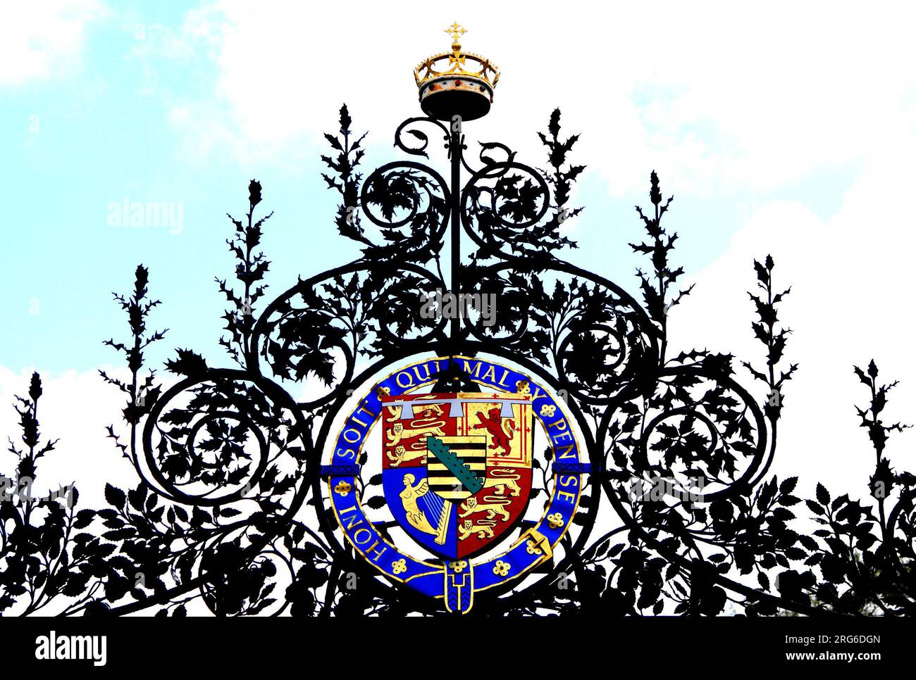 Norwich Gates, disegnata da Thomas Jekyll, Sandringham, Norfolk, Detail, Royal Arms, Inghilterra Foto Stock