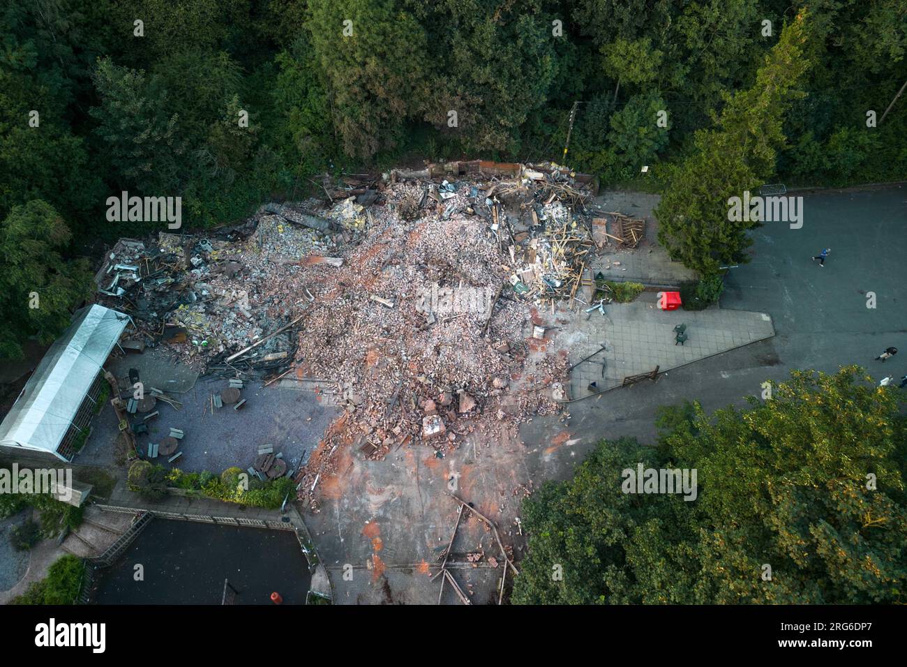 Himley Road, Himley, 7 agosto 2023: La Crooked House, soprannominata Wonkiest Pub in Gran Bretagna, è stata demolita. I bulldozer si sono trasferiti intorno alle 14 di lunedì pomeriggio e hanno distrutto l'edificio. - I resti bruciati del pub Crooked House che è stato acceso intorno alle 22 di sabato sera. - West Midlands e Staffordshire Fire and Rescue Service sono stati chiamati alle 22 di sabato sera, dopo che la Crooked House è stata incendiata. L'ex boozer si trovava a Himley (Staffordshire) vicino alla città di Dudley. L'incendio ha strappato il pub wonky del XVIII secolo che era stato commercializzato per 192 anni Foto Stock