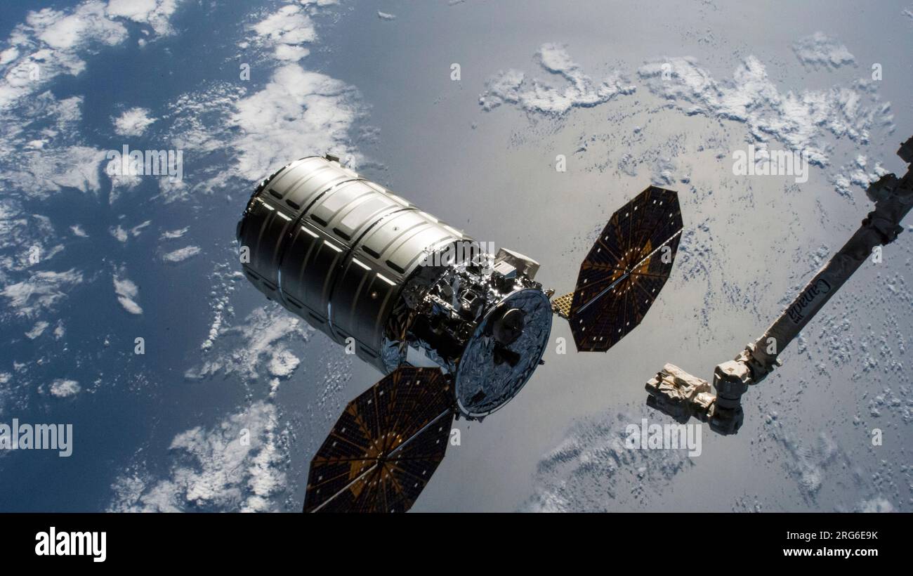 La navicella spaziale Cygnus viene rilasciata dalle impugnature del braccio robotico Canadarm2 sopra l'Oceano Pacifico al largo del Perù. Foto Stock