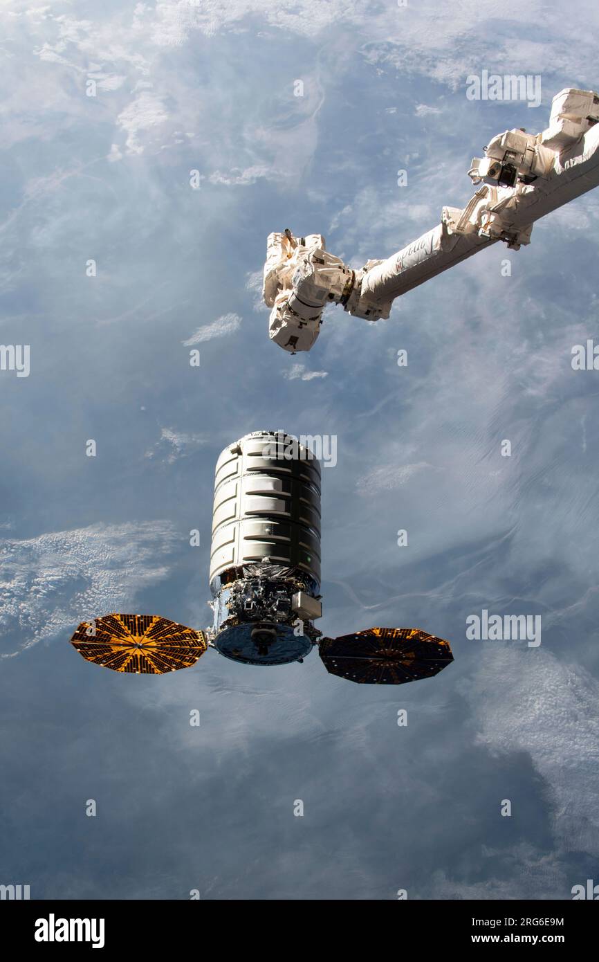 La navicella spaziale Cygnus si avvicina lentamente alla ISS prima di essere catturata con il braccio robotico Canadarm2. Foto Stock