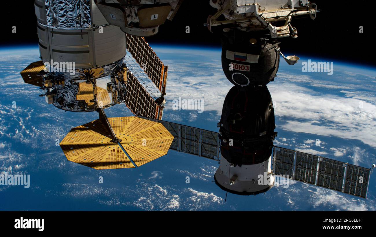 Una navicella spaziale statunitense e una russa sono attraccate alla stazione spaziale Internazionale mentre orbita sopra l'Oceano Pacifico. Foto Stock