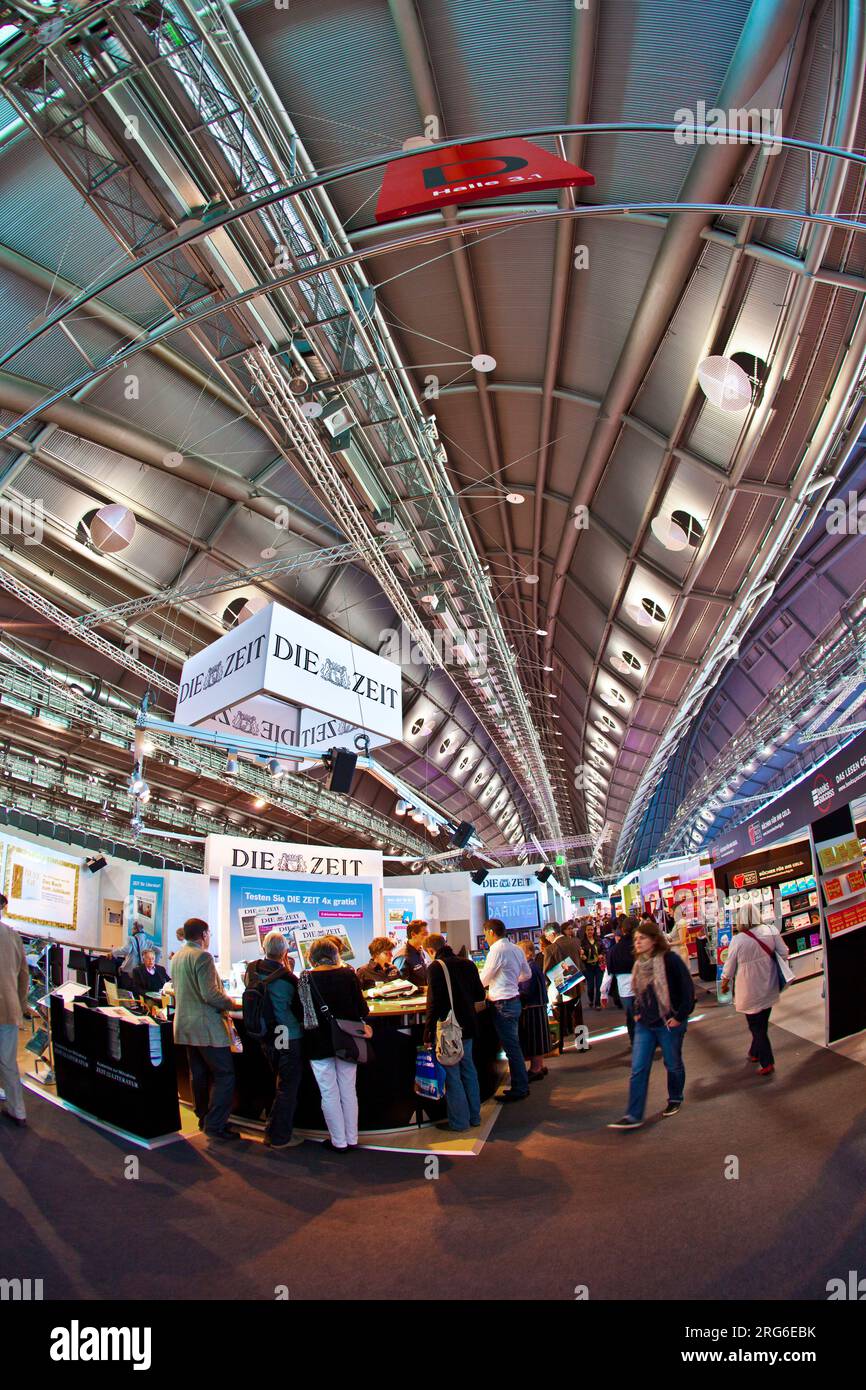 FRANCOFORTE, GERMANIA - 10 OTTOBRE: Giornata pubblica per la fiera del Libro di Francoforte, i visitatori all'interno della sala il 10 ottobre 2010 a Francoforte, Germania. Foto Stock