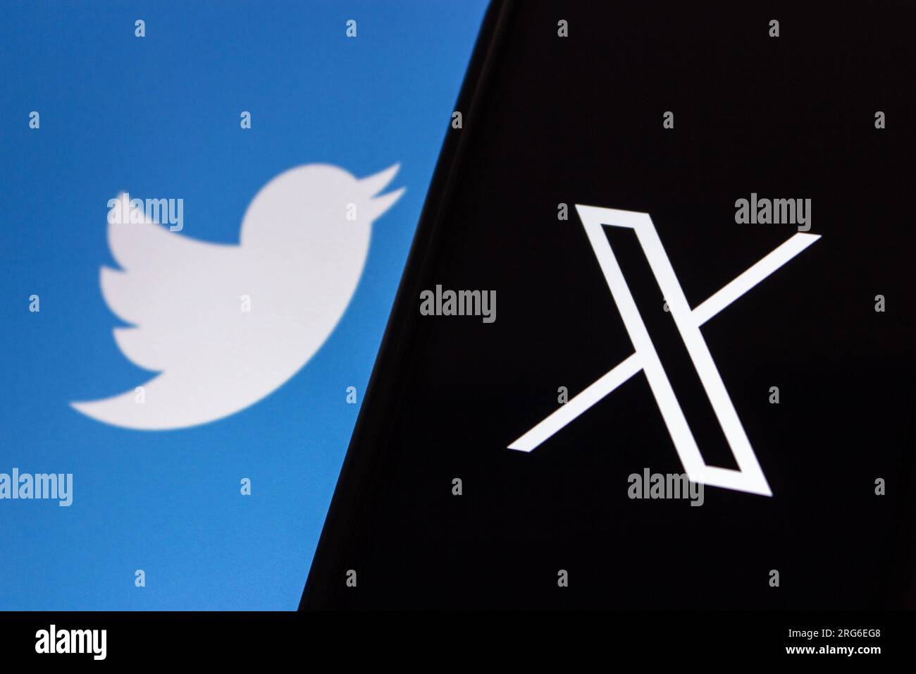 Vancouver, CANADA - 7 agosto 2023 : immagine concettuale del logo X di Elon Musk visibile su un iPhone sullo sfondo del logo Twitter. Foto Stock
