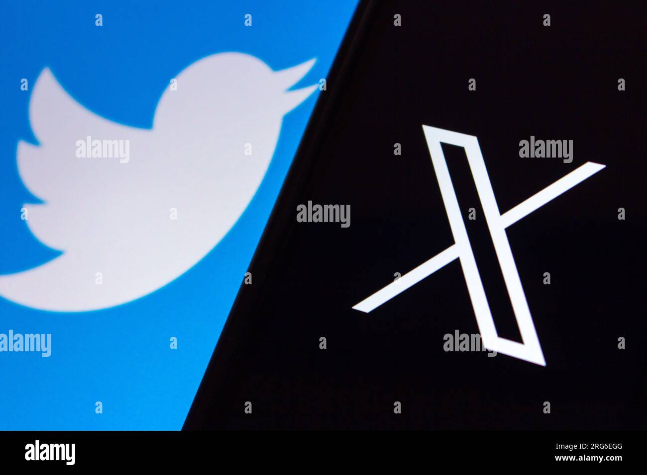 Vancouver, CANADA - 7 agosto 2023 : immagine concettuale del logo X di Elon Musk visibile su un iPhone sullo sfondo del logo Twitter. Foto Stock