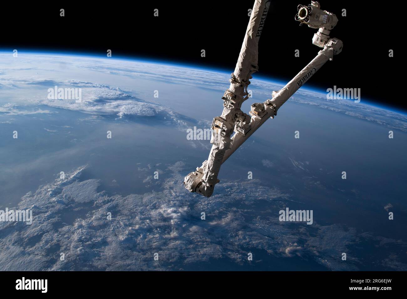 Il braccio robotico Canadarm2 come stazione spaziale Internazionale orbita sulla Mongolia. Foto Stock