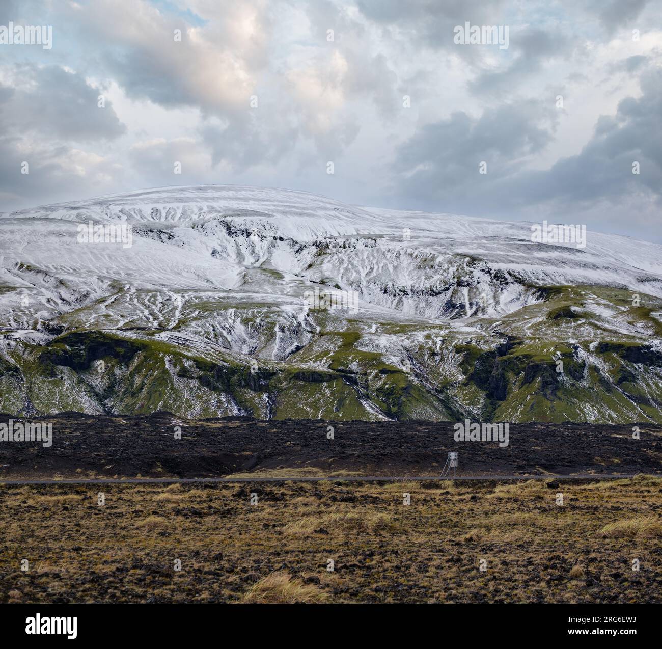 Cambio di stagione nelle Highlands meridionali dell'Islanda. Le colorate montagne Landmannalaugar sono coperte di neve in autunno. Campi di lava di sabbia vulcanica nel f Foto Stock