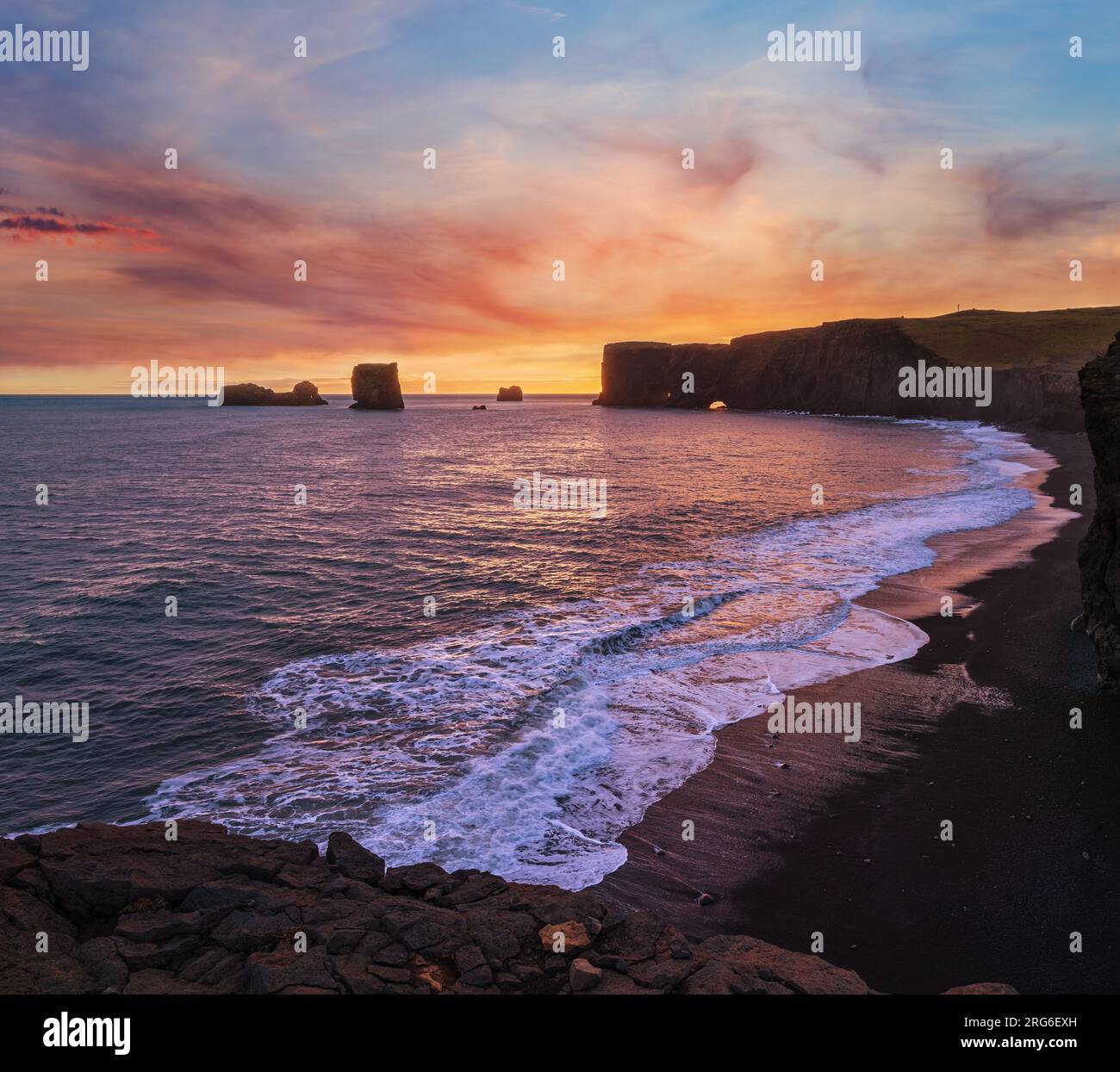 Pittoresca autunno sera vista del Capo Dyrholaey, spiaggia e formazioni rocciose. Vik, Islanda del Sud. Foto Stock