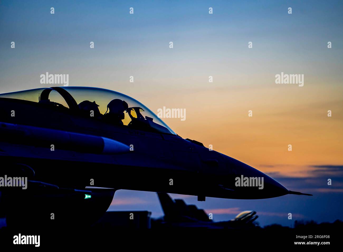 F-16 Fighting Falcon aspetta di prendere un taxi per le operazioni serali a Joe Foss Field, S.D. il 26 aprile 2023. Foto del sergente dello staff Taylor Solberg Foto Stock