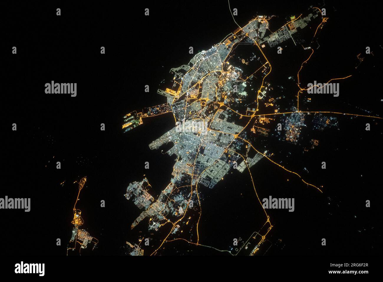 Vista dallo spazio delle luci della città di Dammam di notte, la capitale della Provincia Orientale dell'Arabia Saudita. Foto Stock