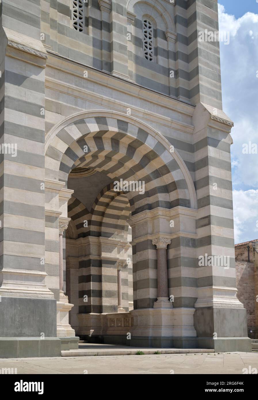 Design in pietra sulla facciata della Cattedrale maggiore di Marsiglia in Francia Foto Stock