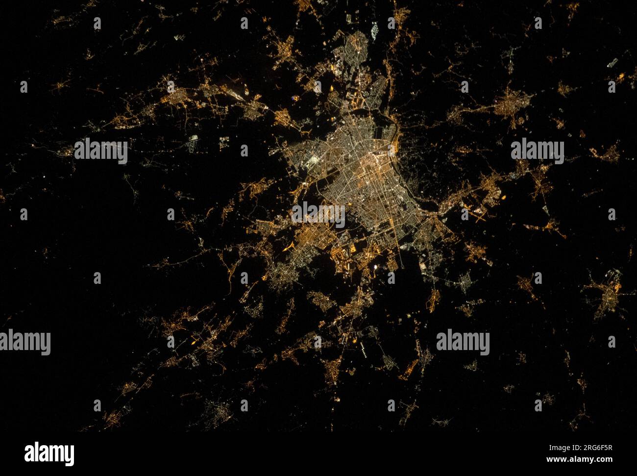 La città di Torino nell'Italia nord-occidentale di notte, presa dalla stazione spaziale Internazionale. Foto Stock