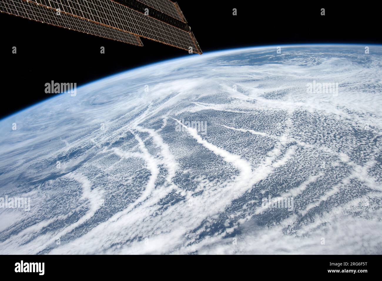 Vista dallo spazio dei modelli di nuvole a sud delle isole Aleutine. Foto Stock