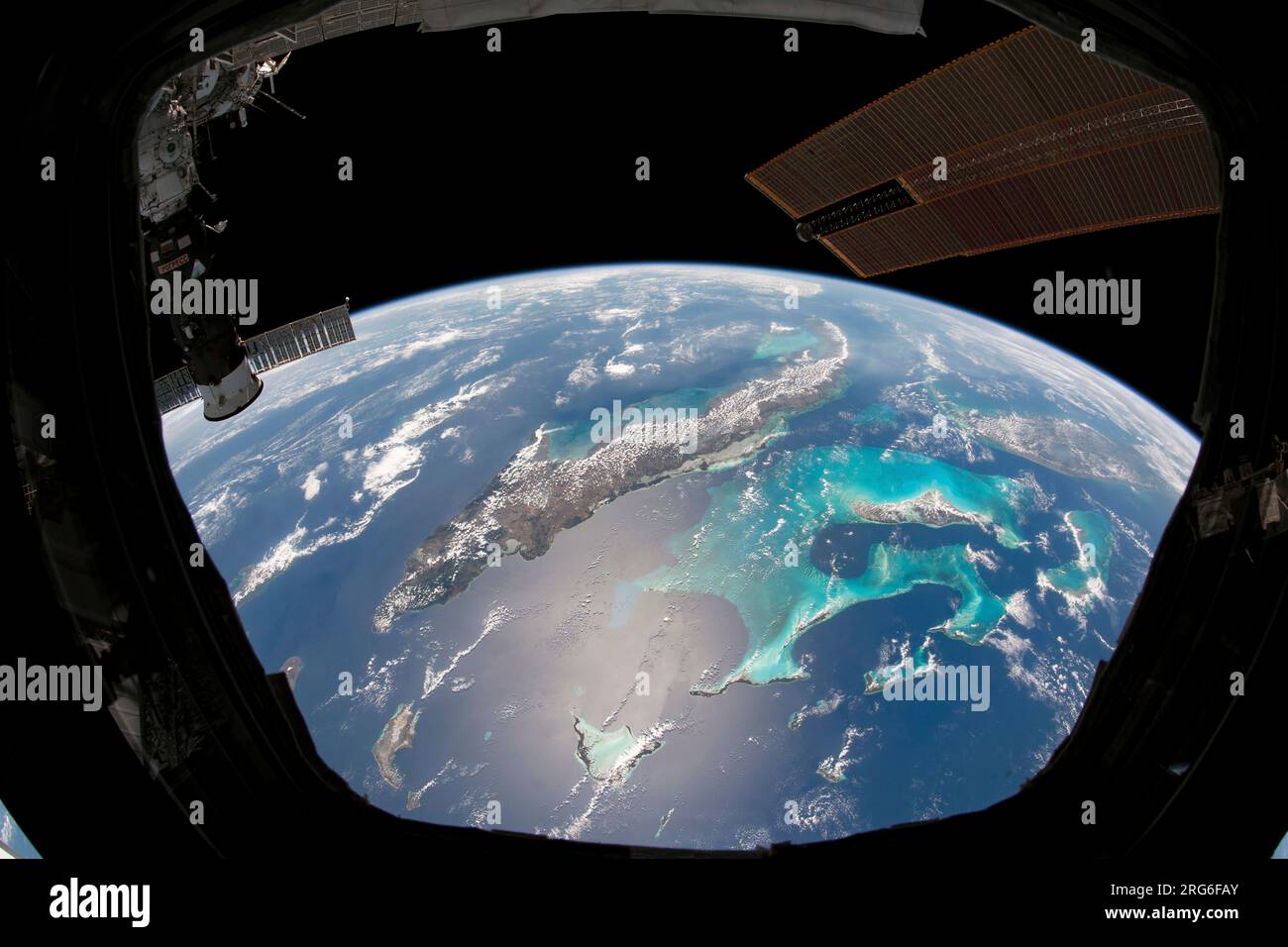 Le nuvole tracciano le isole del Mar dei Caraibi in questa foto scattata dalla stazione spaziale Internazionale. Foto Stock