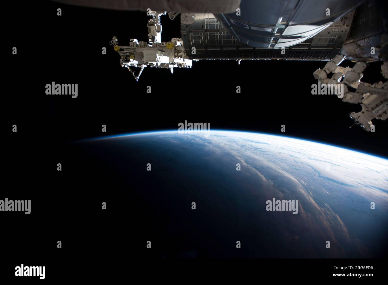 Vista di un'alba fotografata dalla stazione spaziale Internazionale. Foto Stock