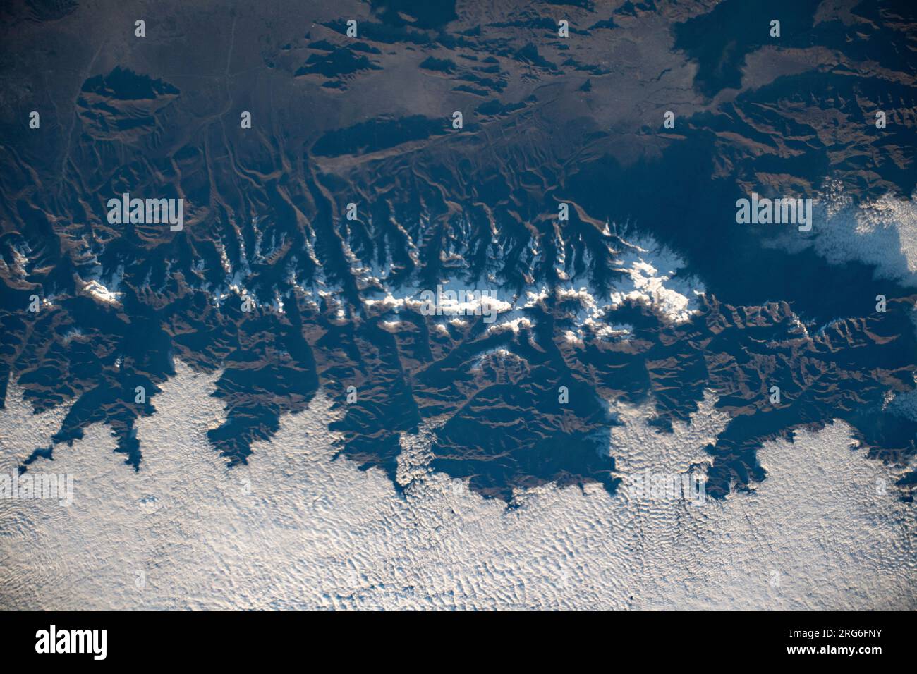 Vista dallo spazio delle cime innevate delle montagne delle Ande. Foto Stock