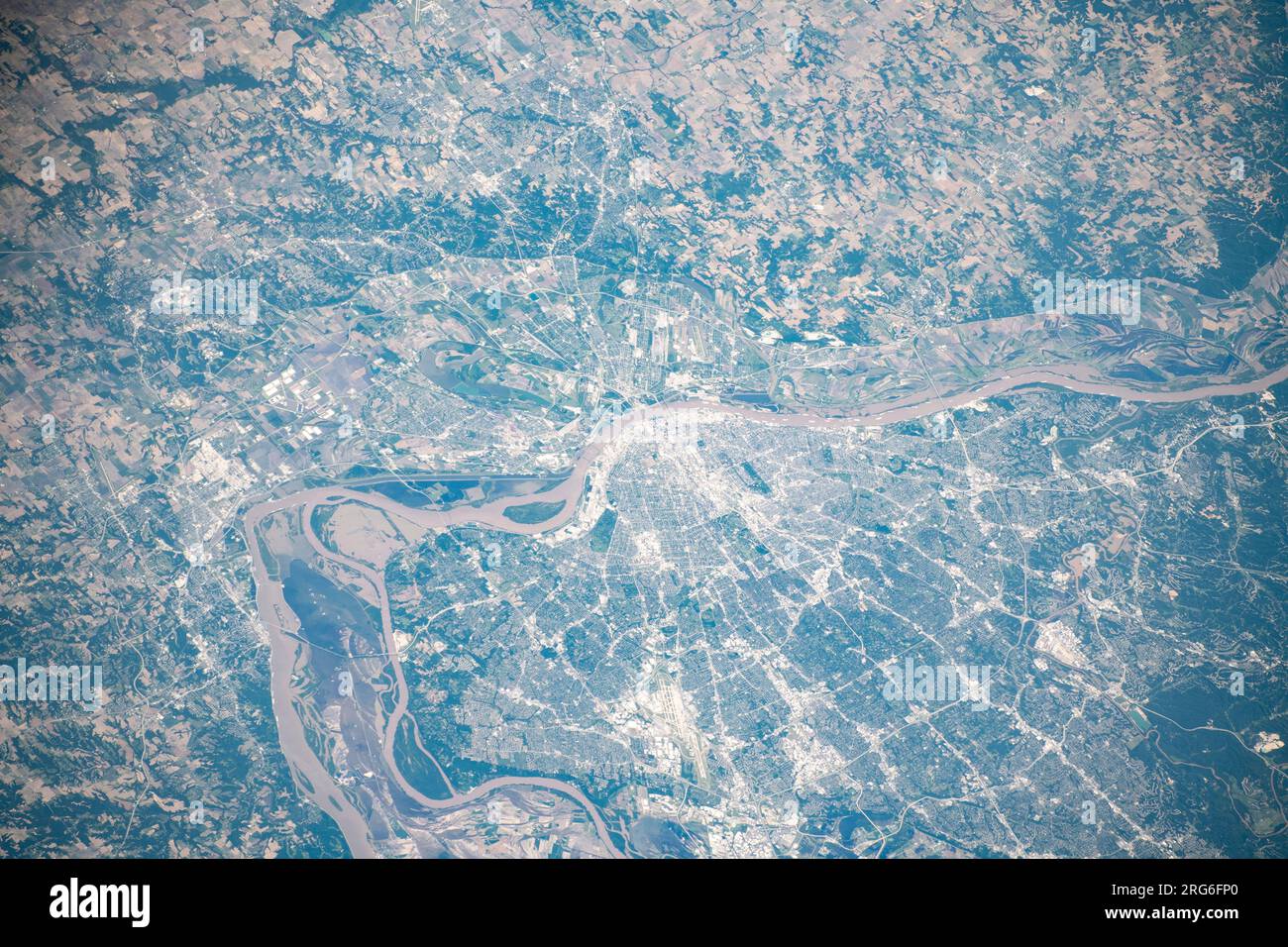 Vista dallo spazio della città di St Louis, Missouri, lungo il fiume Mississippi. Foto Stock