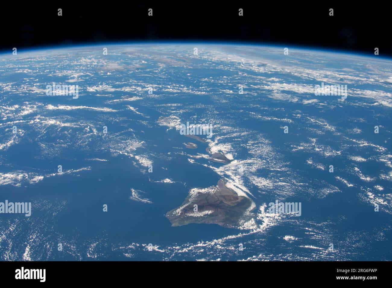 La catena delle isole Hawaii è raffigurata come la stazione spaziale Internazionale orbita sopra l'Oceano Pacifico. Foto Stock