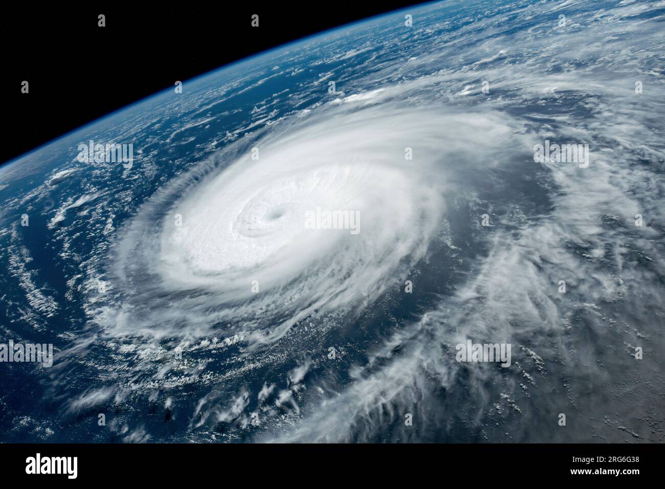 31 agosto 2022 - Vista dallo spazio del tifone Hinnamnor. Foto Stock