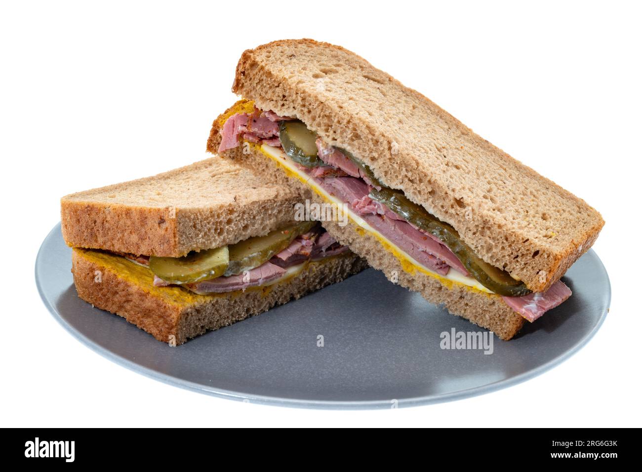 Salato di manzo o Pastrami con cetriolini e sandwich al formaggio - sfondo bianco Foto Stock