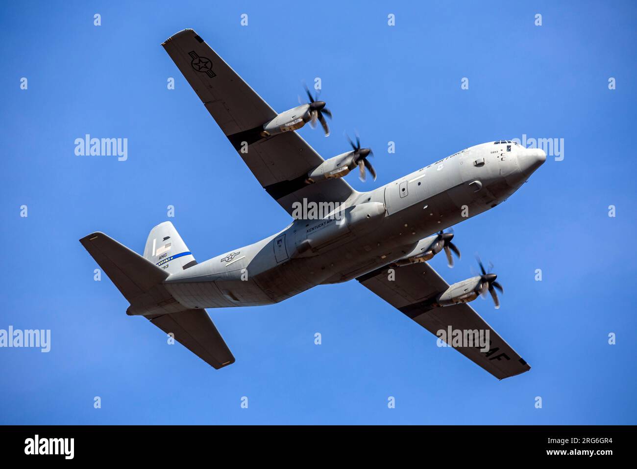 Kentucky Air National Guard C-130J Hercules durante l'esercitazione Air Defender 2023 a Jagel, Germania. Foto Stock