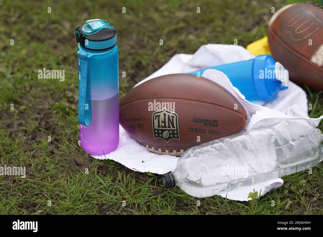 Wilson American Football, accanto alle bottiglie d'acqua Foto Stock