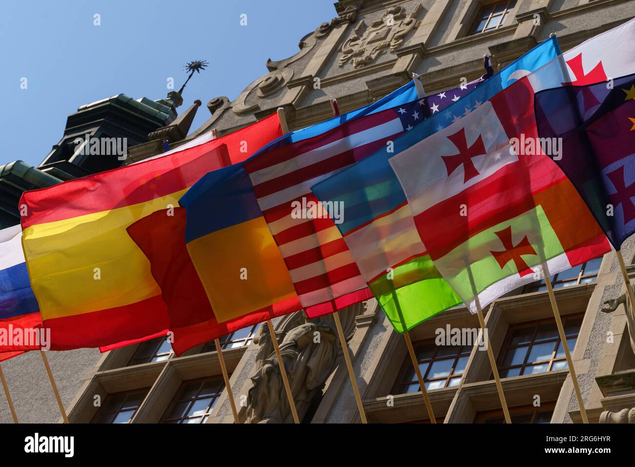 Le bandiere dei paesi che partecipano alla conferenza fluttuano nel vento. Vista dal basso. Foto Stock