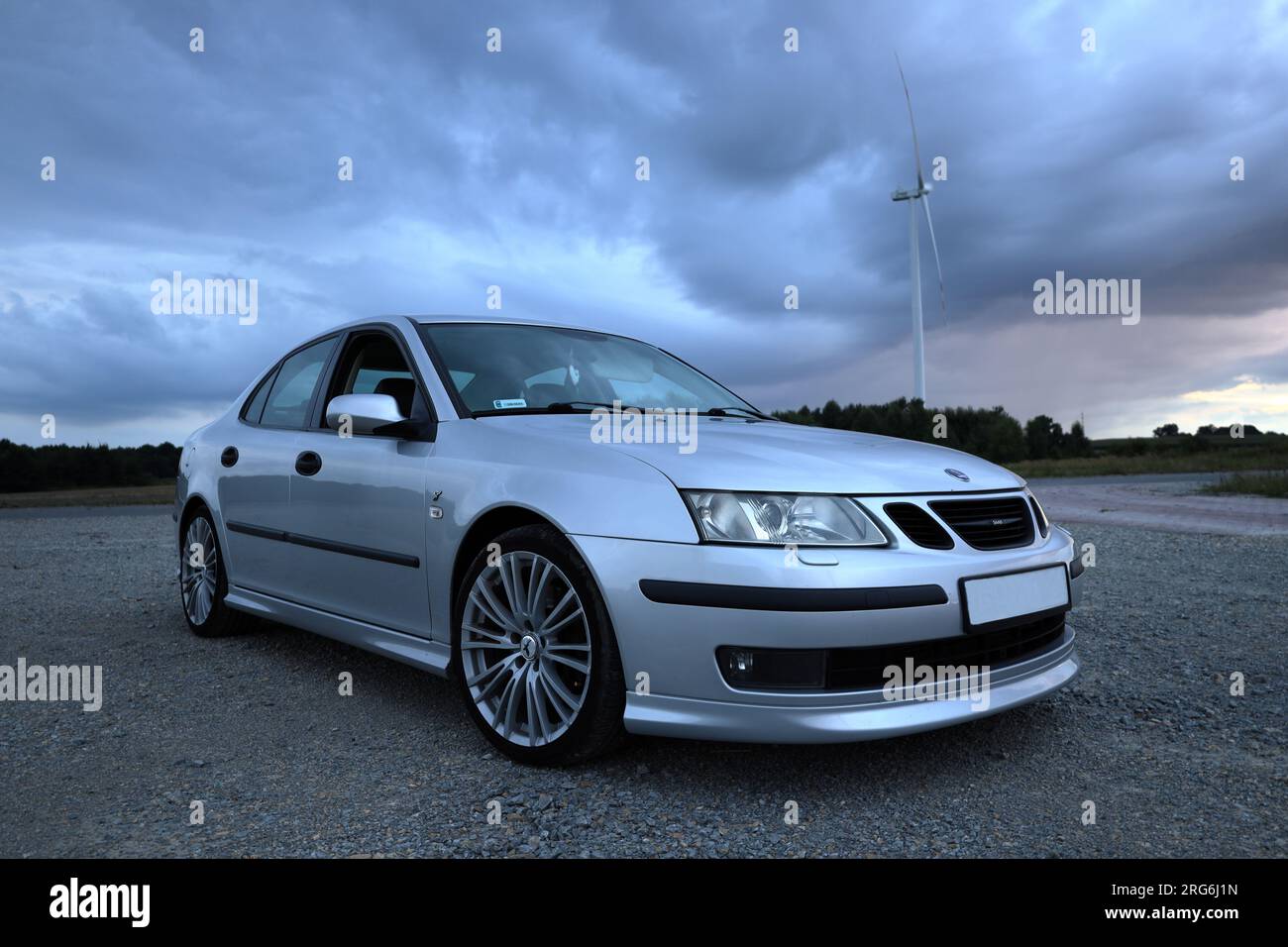 Silver Saab 9-3 Aero 2003 sullo sfondo di un bel cielo. Wielowieś Polonia - 20 agosto 2021 Foto Stock