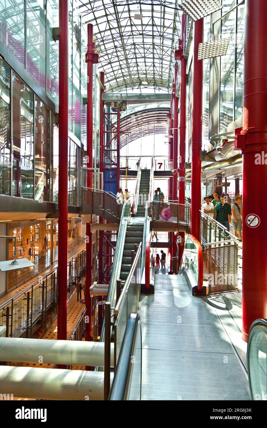 FRANCOFORTE, GERMANIA - 21 AGOSTO: All'interno della Zeilgalerie il 21,2010 agosto a Francoforte, Germania. La Zeilgalerie aprì nel 1992 e fu gestita da Juer Foto Stock
