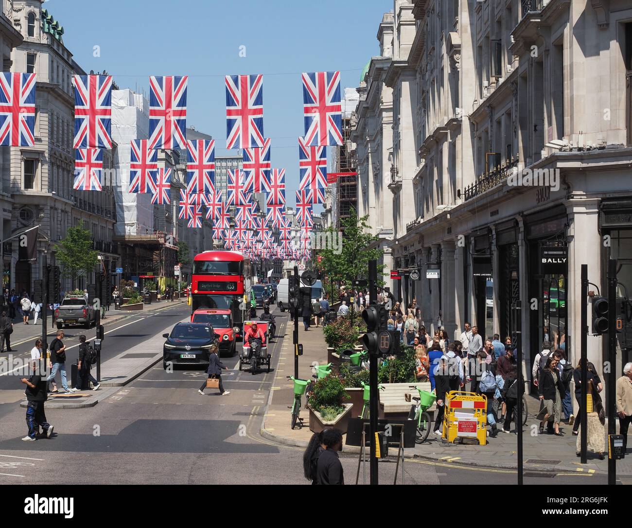 LONDRA, Regno Unito - 7 GIUGNO 2023: Union Jack Flags in Regent Street per l'incoronazione di re Carlo III il 6 maggio 2023 Foto Stock