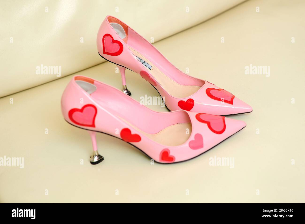 Prada, calzature, alla moda, moda, stile di vita, stile, contemporaneo, tipico, individualità, individuale, display, commercio, Foto Stock