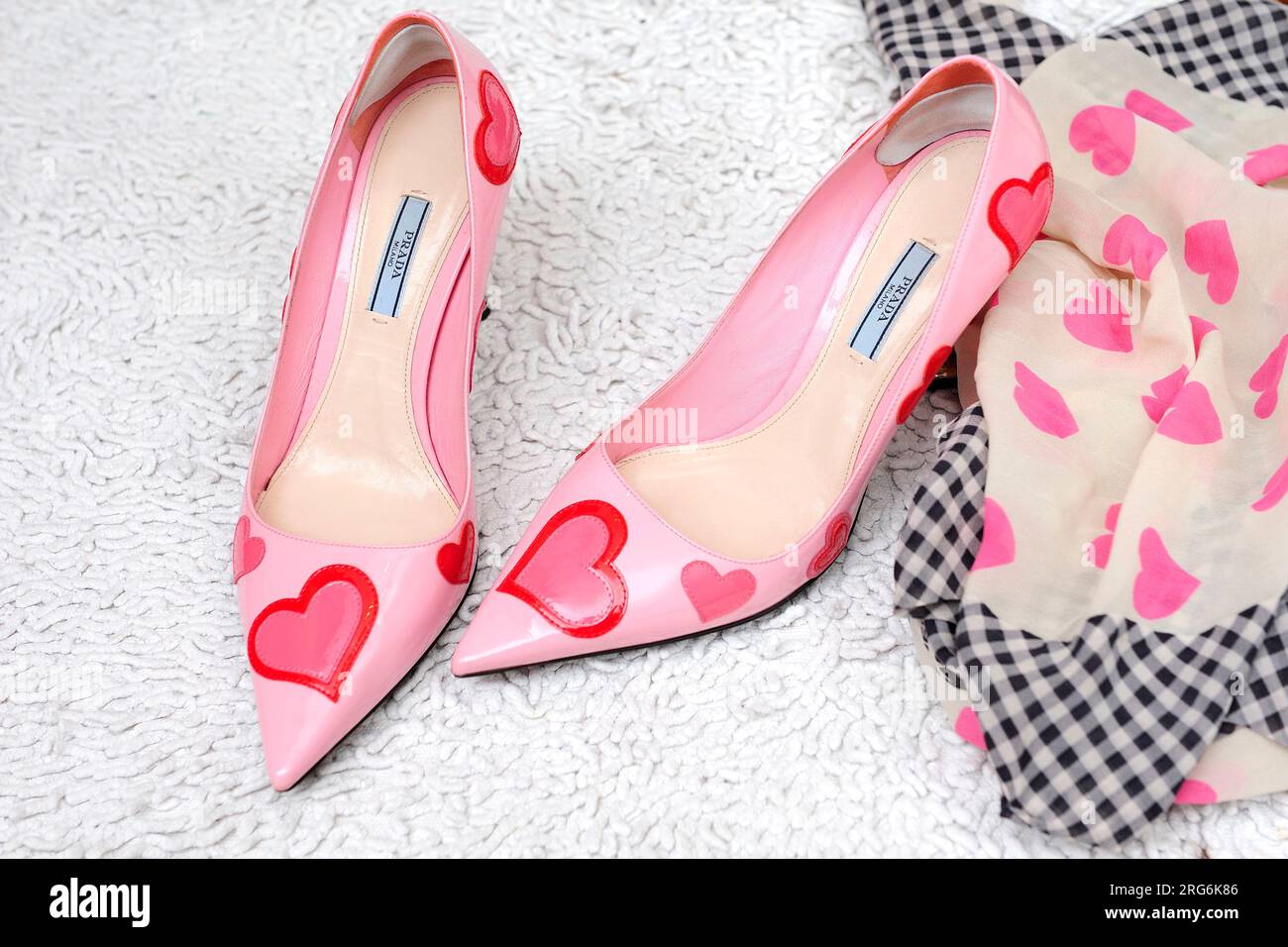 Prada, calzature, alla moda, moda, stile di vita, stile, contemporaneo, tipico, individualità, individuale, display, commercio, Foto Stock