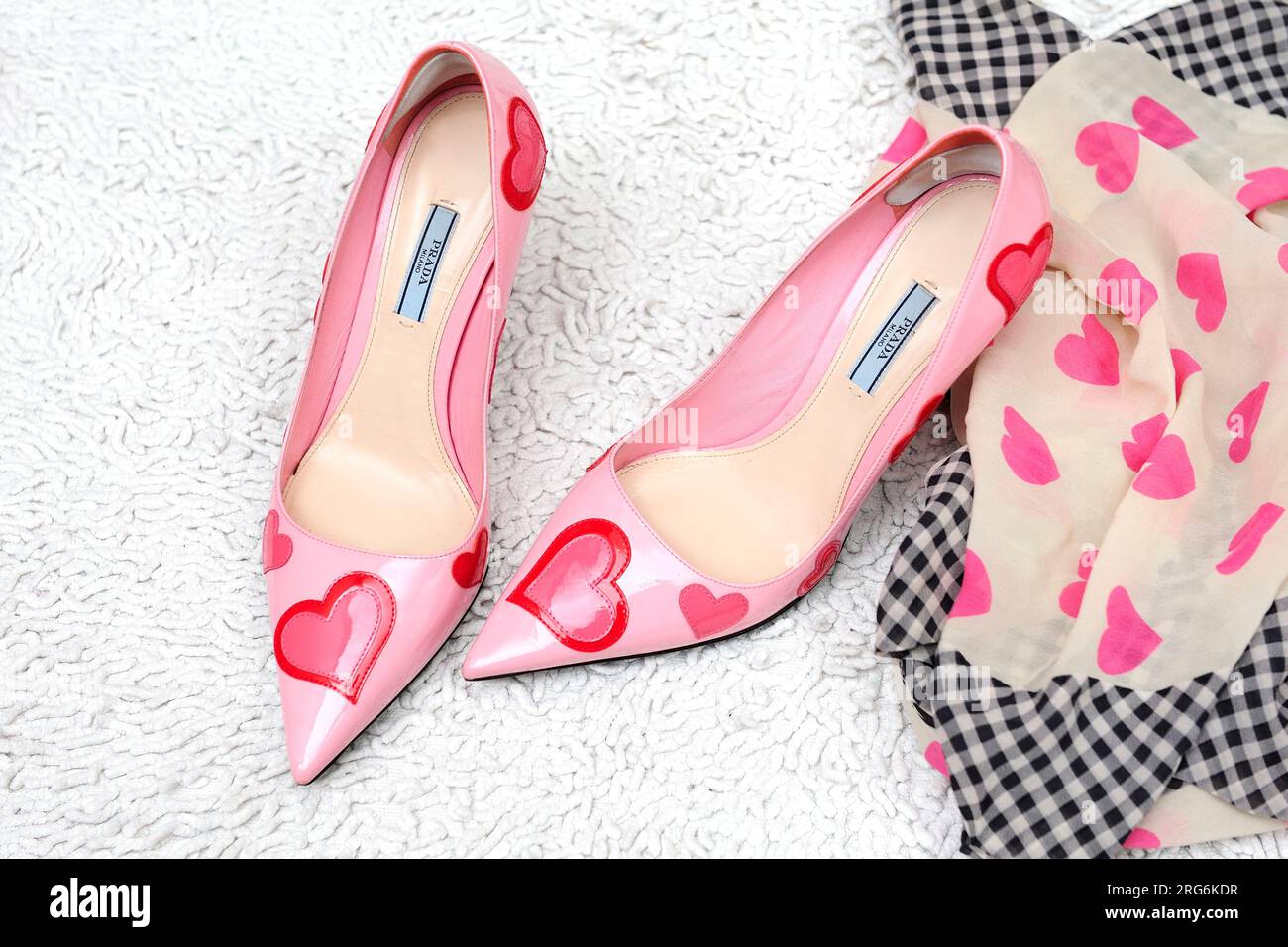 Prada, calzature, alla moda, moda, stile di vita, stile, contemporaneo, tipico, individualità, individuale, display, commercio, Foto Stock