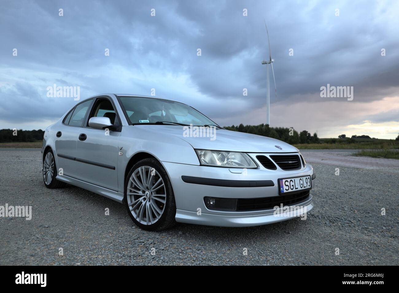 Silver Saab 9-3 Aero 2003 sullo sfondo di un bel cielo. Wielowieś Polonia - 20 agosto 2021 Foto Stock