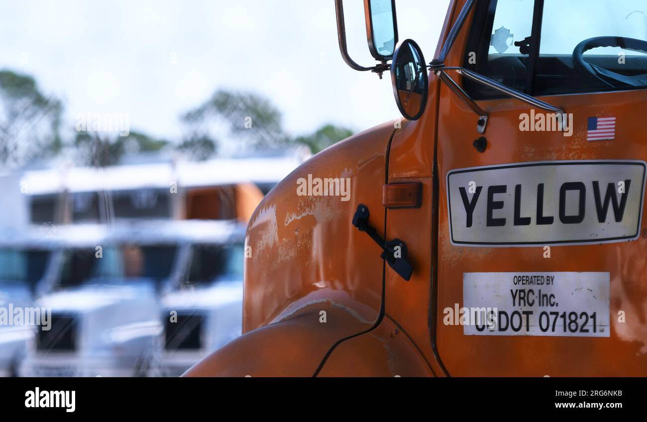 Orlando, Stati Uniti. 7 agosto 2023. Un camion della Yellow Corp. È visto in un terminal di Orlando, in Florida. La società di trasporti ha presentato domanda di protezione contro il fallimento del capitolo 11 il 6 agosto 2023, tre anni dopo che Yellow ha ricevuto 700 milioni di dollari in prestiti dell'era pandemica dal governo federale. La successiva chiusura dell'impresa costerà 30.000 posti di lavoro. (Foto di Paul Hennessy/SOPA Images/Sipa USA) credito: SIPA USA/Alamy Live News Foto Stock