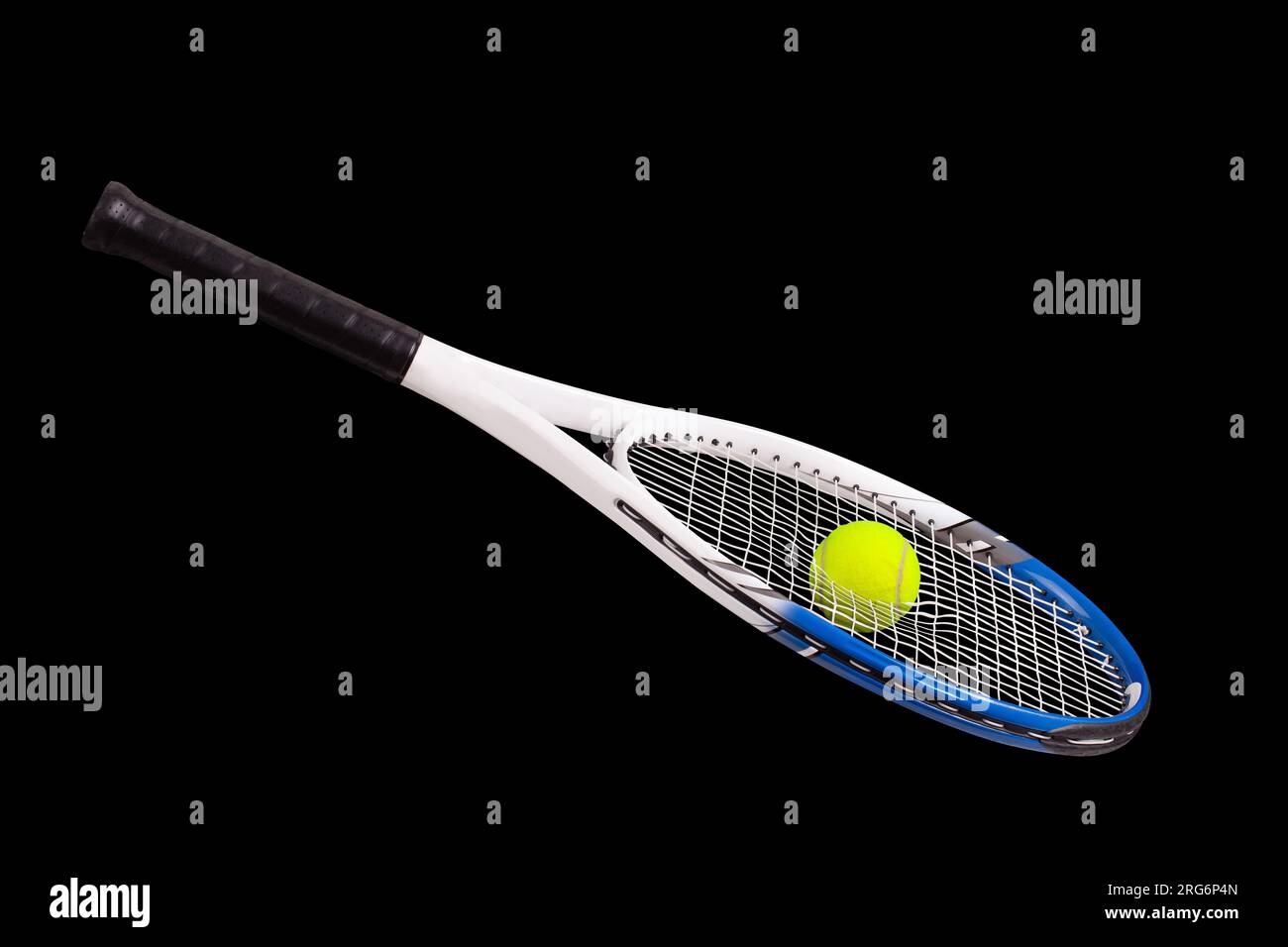 Racchetta da tennis con palla da tennis che attraversa le punture, isolata su uno sfondo nero Foto Stock