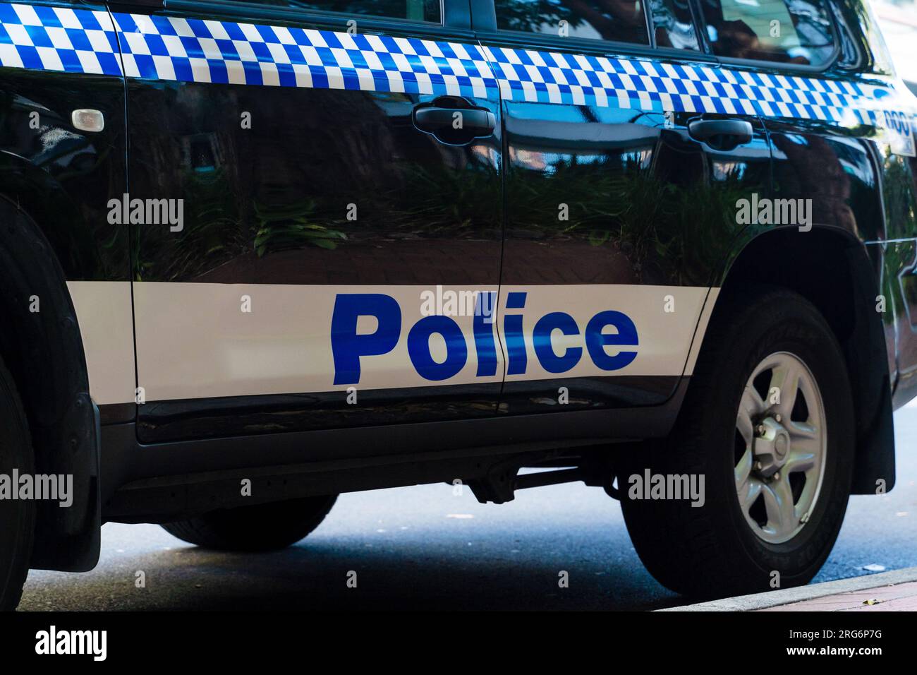 Parte del veicolo della polizia con torce elettriche Foto Stock