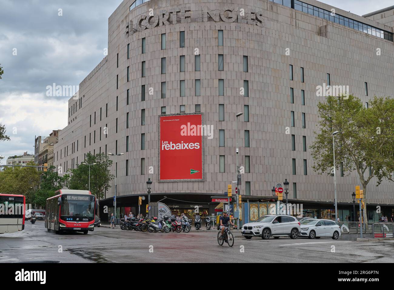 04.08.2023. Barcellona, ​​Spain, traffico di fronte alla corte inglese di Plaza Catalunya Foto Stock