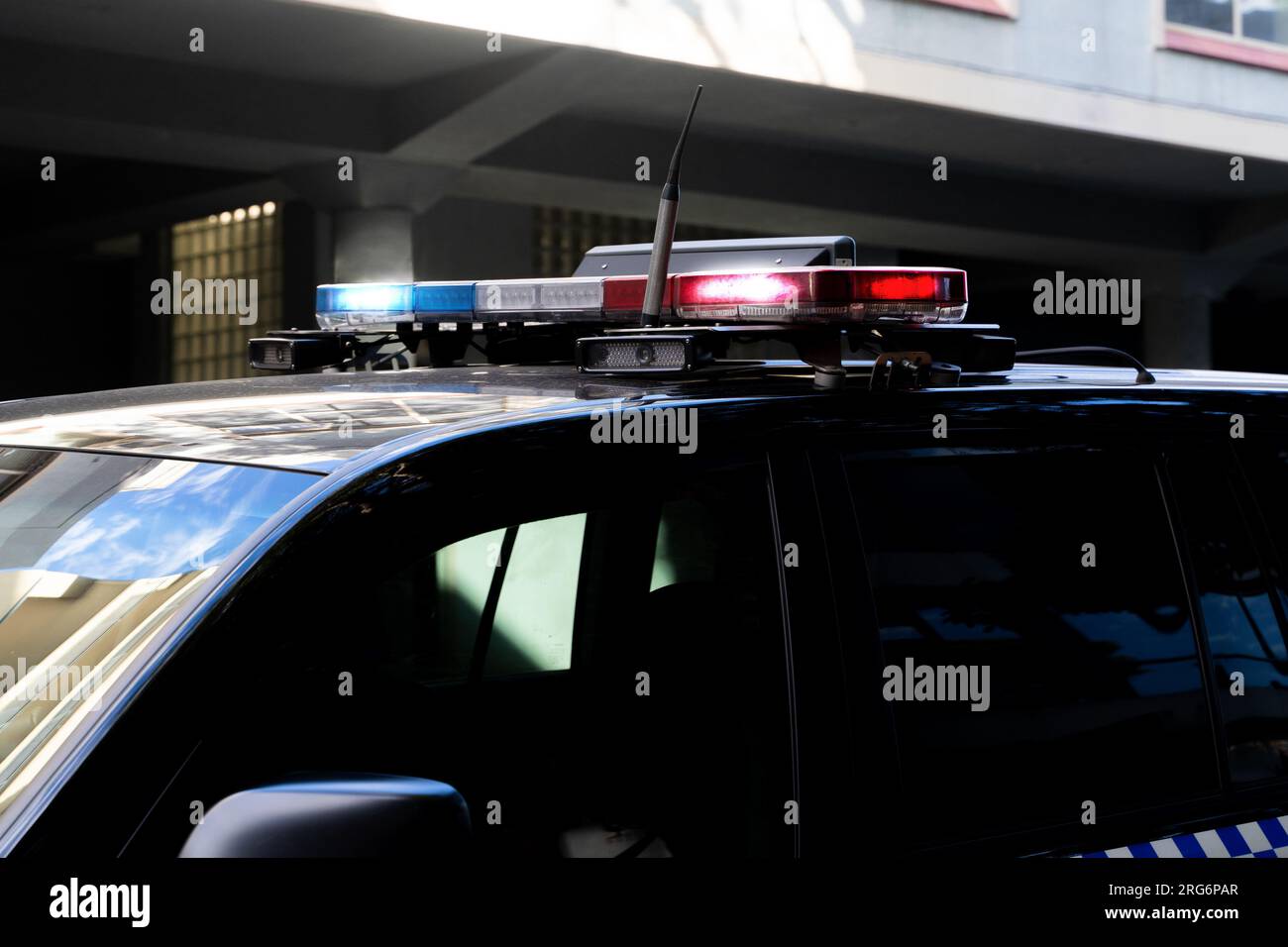 Parte del veicolo della polizia con torce elettriche Foto Stock