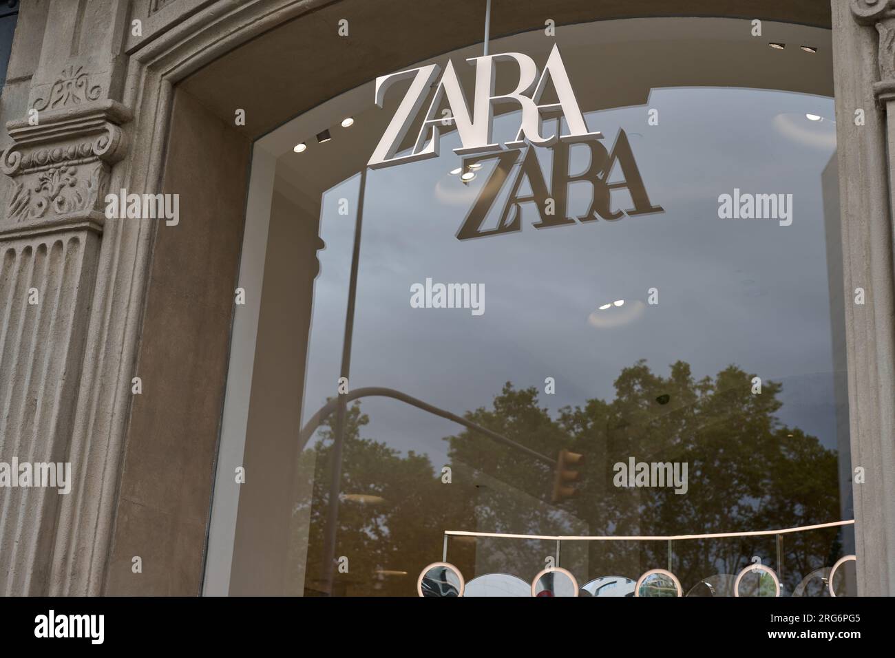 04.08.2023. Barcelona, ​​Spain, logo Zara nella vetrina del negozio Passeig de Gracia di Barcellona Foto Stock