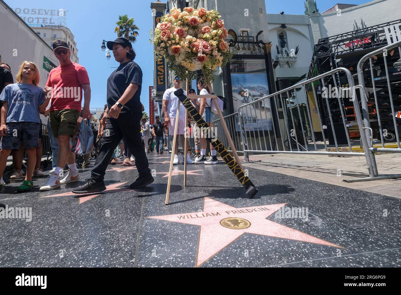 Los Angeles, Stati Uniti. 7 agosto 2023. Una corona è collocata alla stella di William Friedkin sulla Hollywood Walk of Fame, accanto alla stella di sua moglie, l'ex produttore e capo dello studio Sherry Lansing a Los Angeles. Il regista William Friedkin, che ha lasciato il segno su Hollywood negli anni '1970 con il suo premio Oscar "The French Connection" e il film horror soprannaturale "The Exorcist", è morto oggi a Los Angeles all'età di 87 anni. Credito: SOPA Images Limited/Alamy Live News Foto Stock