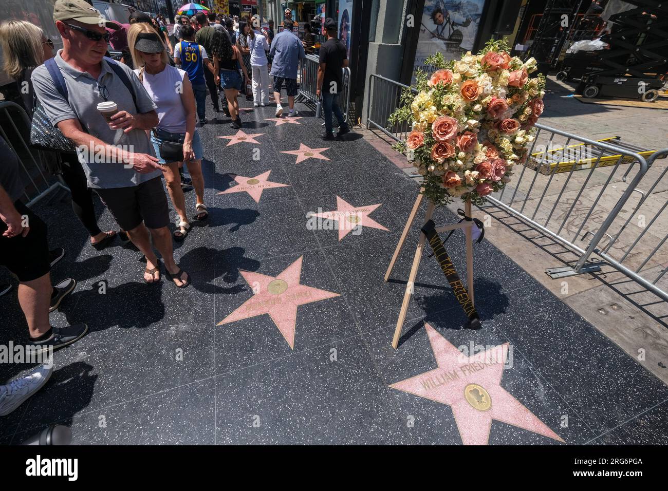 Los Angeles, Stati Uniti. 7 agosto 2023. Una corona è collocata alla stella di William Friedkin sulla Hollywood Walk of Fame, accanto alla stella di sua moglie, l'ex produttore e capo dello studio Sherry Lansing a Los Angeles. Il regista William Friedkin, che ha lasciato il segno su Hollywood negli anni '1970 con il suo premio Oscar "The French Connection" e il film horror soprannaturale "The Exorcist", è morto oggi a Los Angeles all'età di 87 anni. Credito: SOPA Images Limited/Alamy Live News Foto Stock