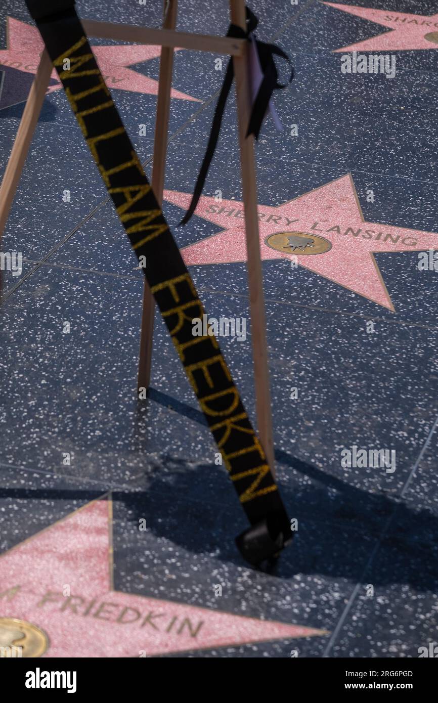 Los Angeles, Stati Uniti. 7 agosto 2023. Una corona è collocata alla stella di William Friedkin sulla Hollywood Walk of Fame, accanto alla stella di sua moglie, l'ex produttore e capo dello studio Sherry Lansing a Los Angeles. Il regista William Friedkin, che ha lasciato il segno su Hollywood negli anni '1970 con il suo premio Oscar "The French Connection" e il film horror soprannaturale "The Exorcist", è morto oggi a Los Angeles all'età di 87 anni. Credito: SOPA Images Limited/Alamy Live News Foto Stock