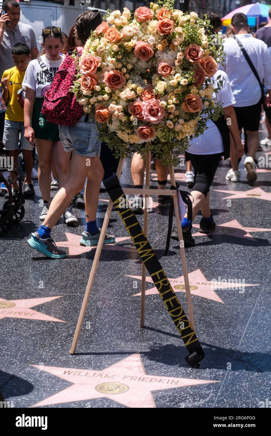 Los Angeles, Stati Uniti. 7 agosto 2023. Una corona è collocata alla stella di William Friedkin sulla Hollywood Walk of Fame, accanto alla stella di sua moglie, l'ex produttore e capo dello studio Sherry Lansing a Los Angeles. Il regista William Friedkin, che ha lasciato il segno su Hollywood negli anni '1970 con il suo premio Oscar "The French Connection" e il film horror soprannaturale "The Exorcist", è morto oggi a Los Angeles all'età di 87 anni. Credito: SOPA Images Limited/Alamy Live News Foto Stock