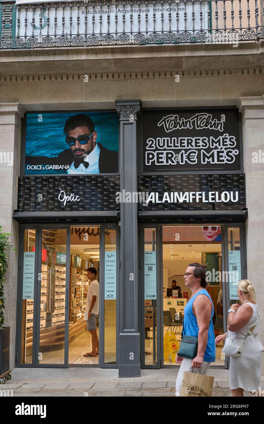 04.08.2023. Barcellona, Spagna, ​​alainafflelou situato nel portale dell'angelo con persone che passano in verticale Foto Stock